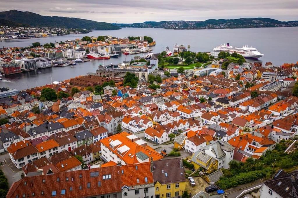 Leilighet I Bergens Vakreste Gate - Nydelig Utsikt Over Innseilingen Til Bergen! Exterior photo