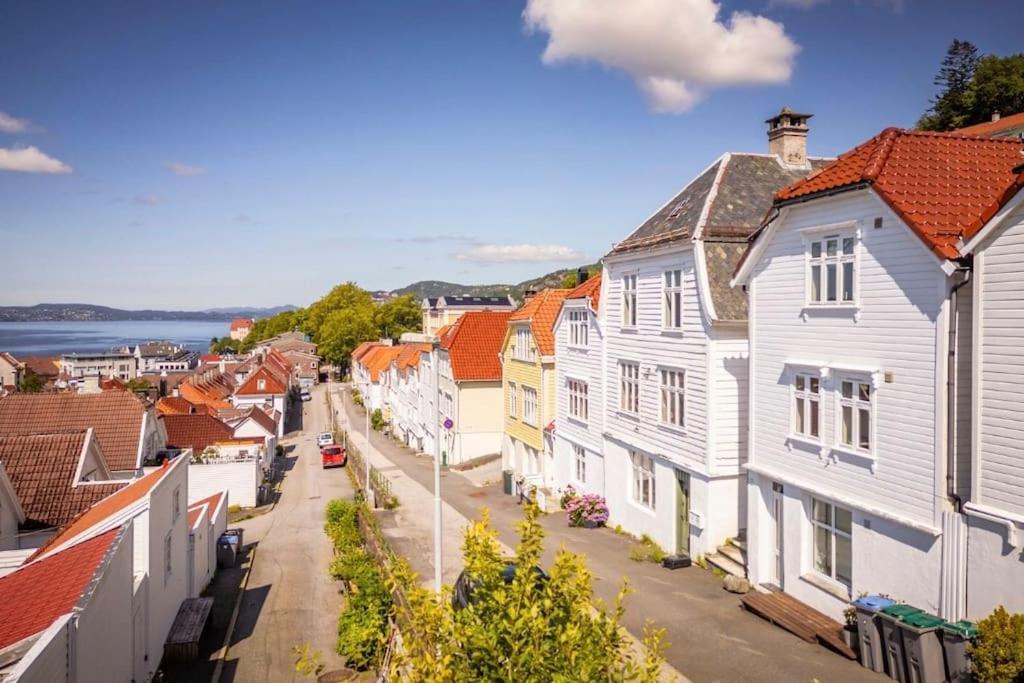 Leilighet I Bergens Vakreste Gate - Nydelig Utsikt Over Innseilingen Til Bergen! Exterior photo