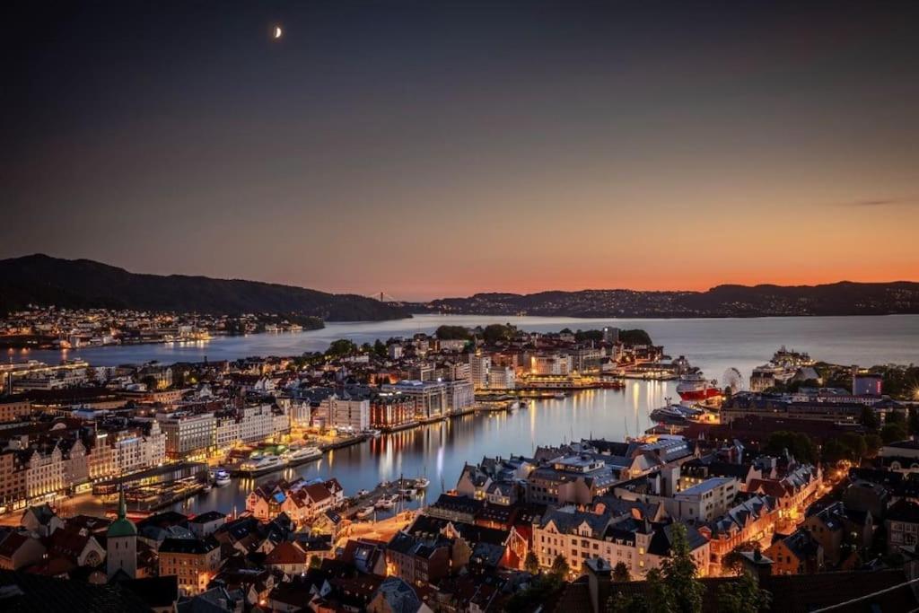 Leilighet I Bergens Vakreste Gate - Nydelig Utsikt Over Innseilingen Til Bergen! Exterior photo